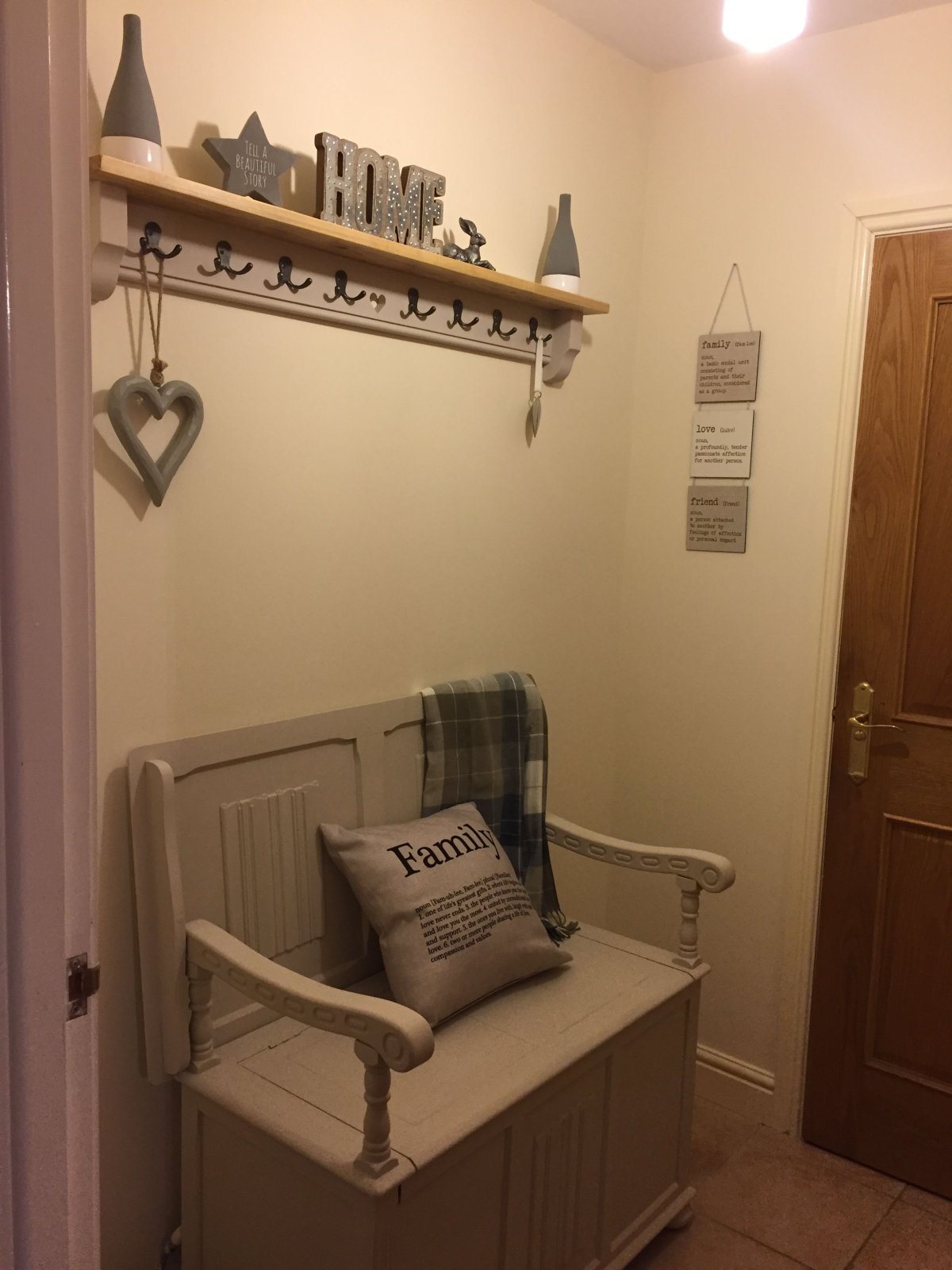 Скамеечка в прихожую для маленького коридора