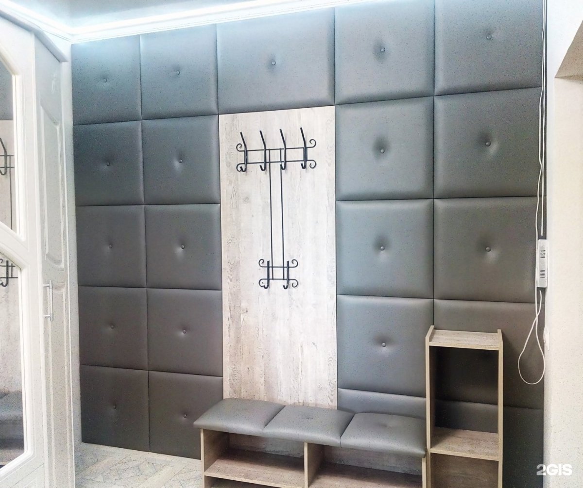 Мягкие панели в прихожей с крючками