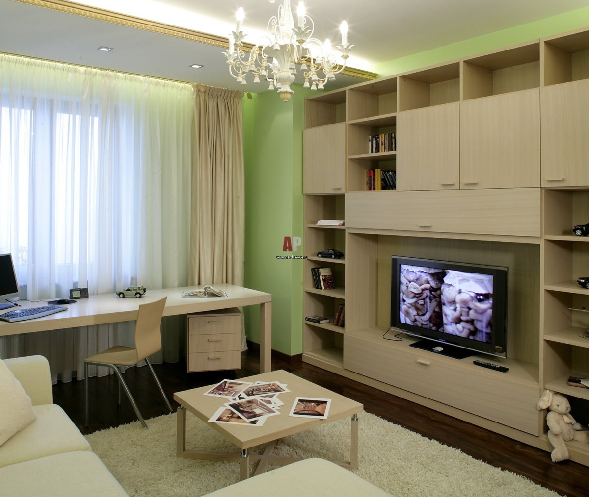 Небольшая гостиная с компьютерным столом