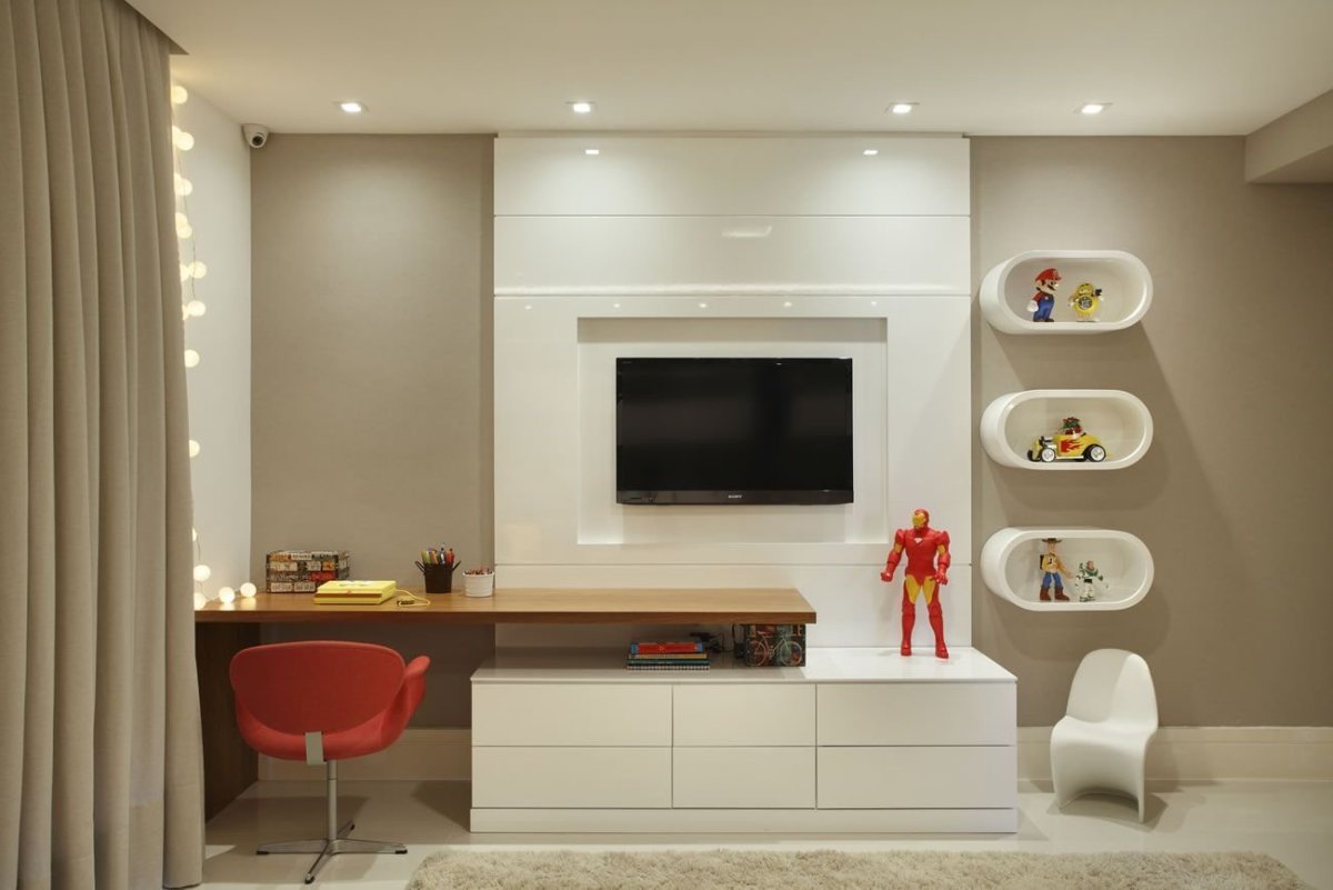 Гостиная с рабочим столом и телевизором