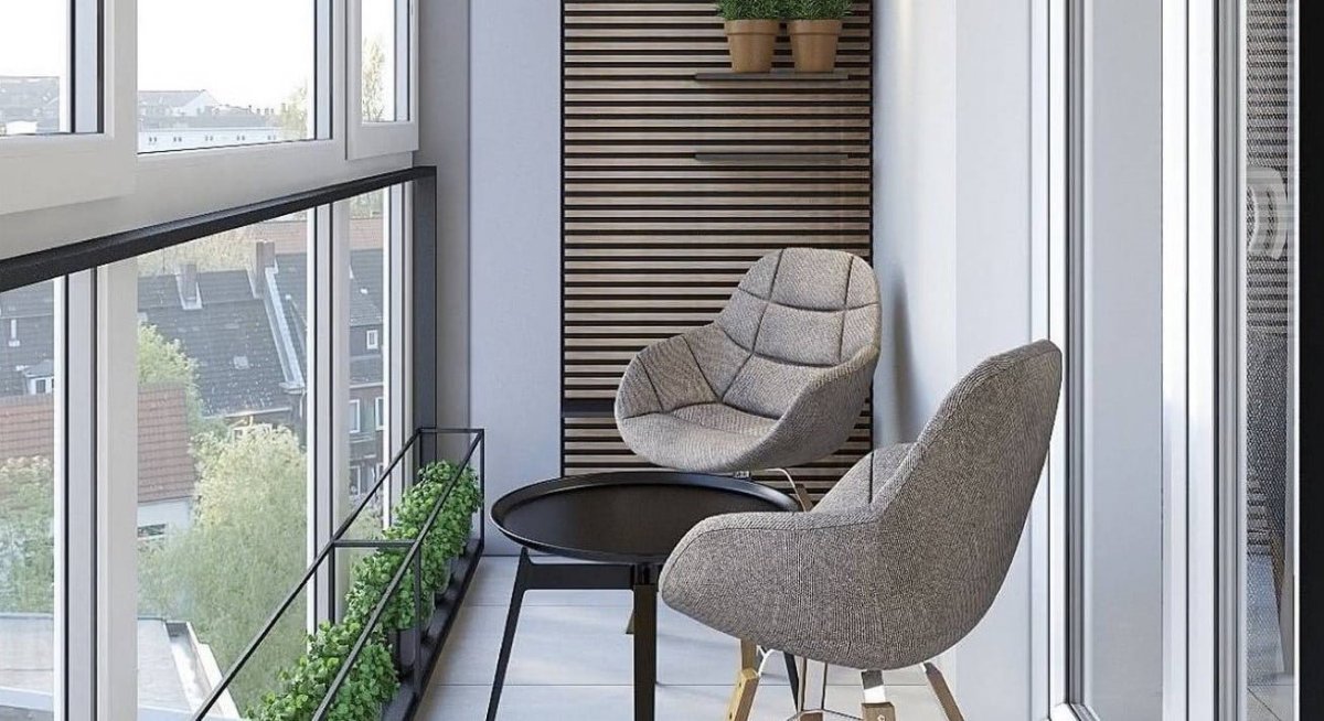 Маленький балкон с витражным остеклением