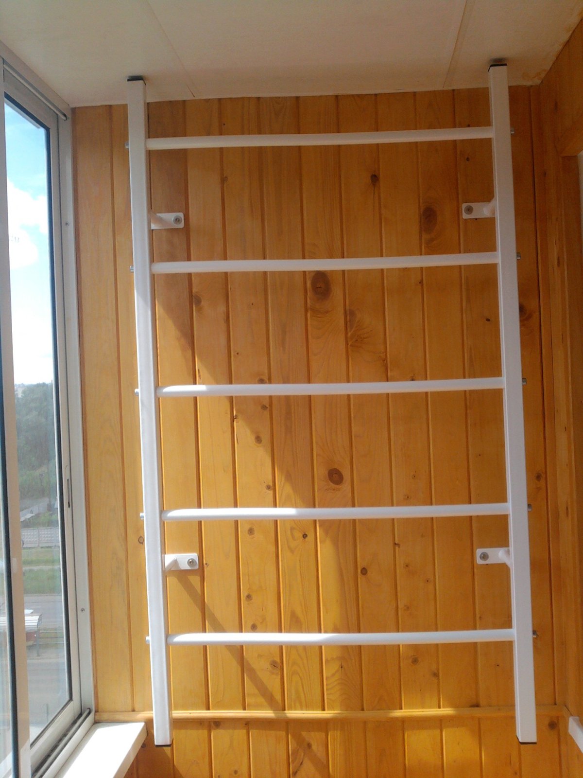 Отделка балкона с пожарной лестницей