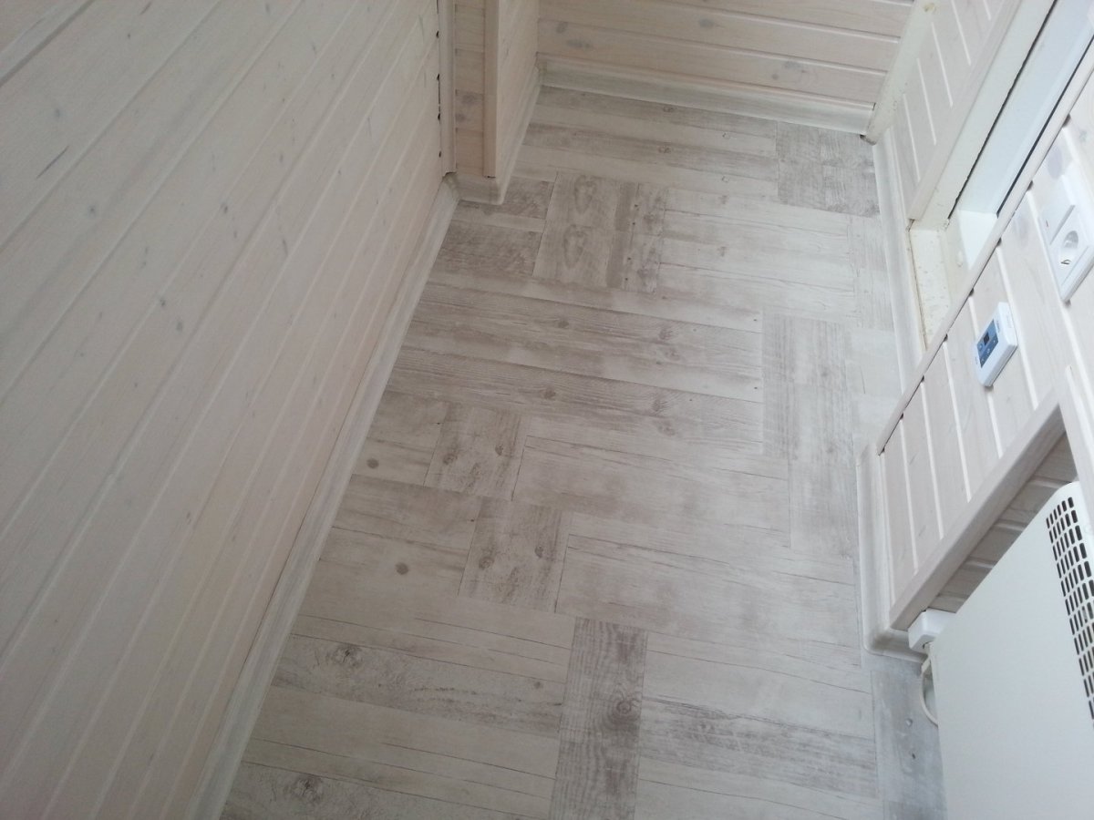 Оформление лоджии ламинатом с плинтусами