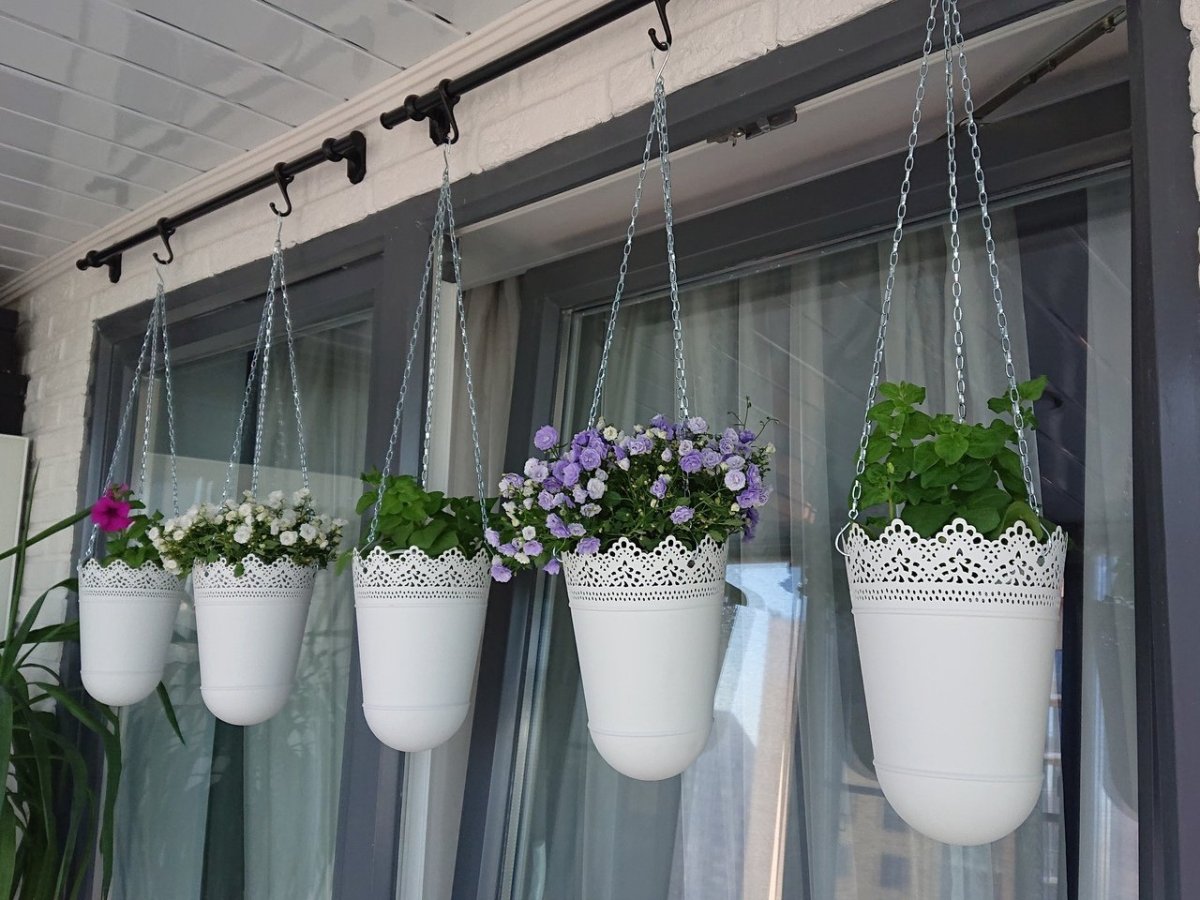 Горшки на балкон подвесные