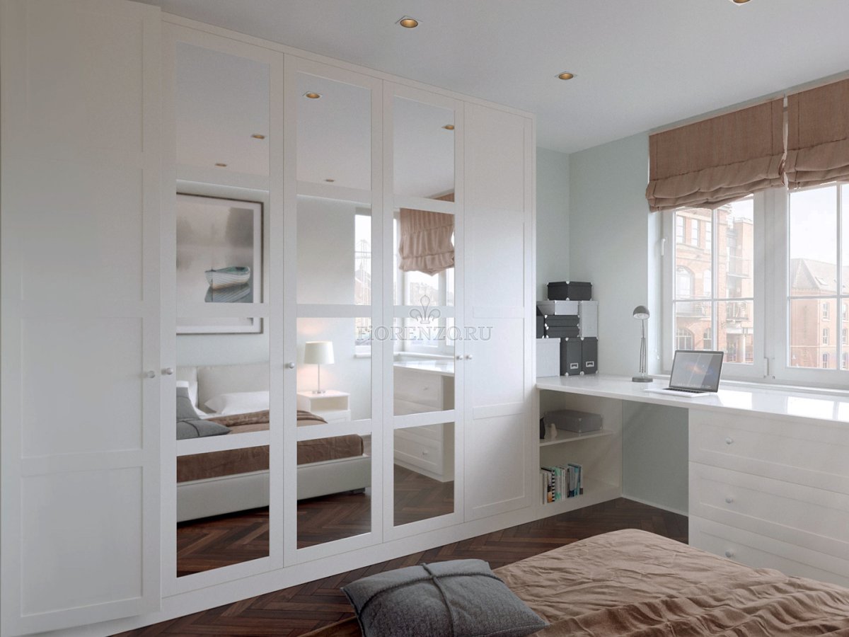 Встроенный шкаф у окна