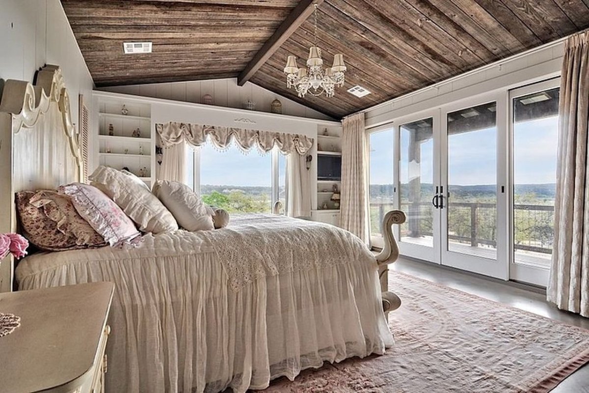 Интерьер спальни в загородномдолме