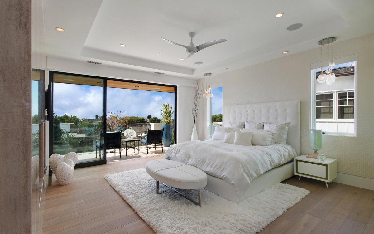 Спальня с балконом в доме