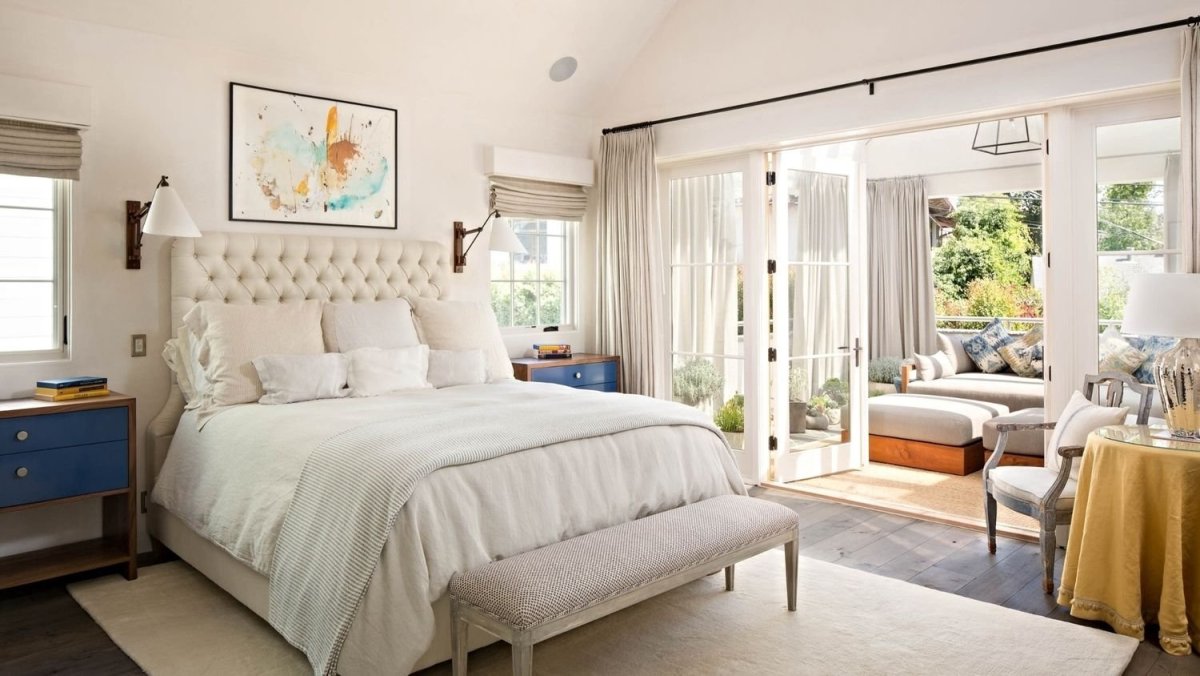 Спальня в светлых тонах с балконом
