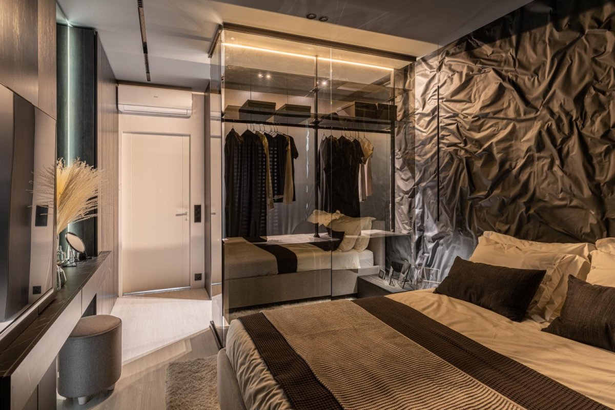 Стеклянная гардеробная в спальне