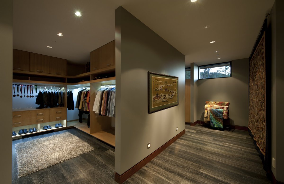 Гардеробная в цокольном