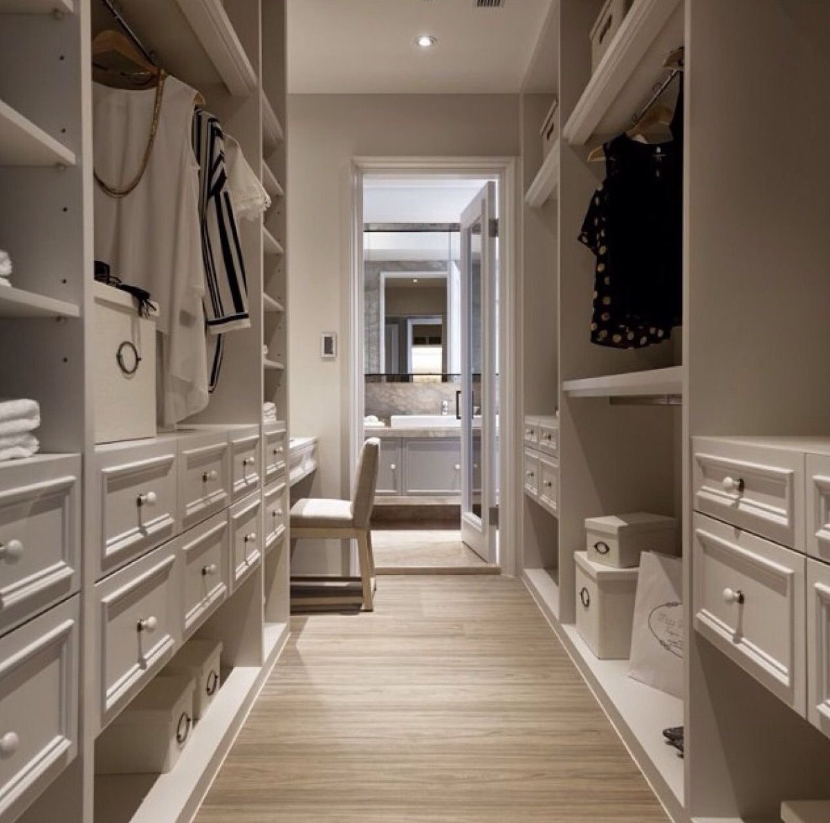 Светлая гардеробная комната