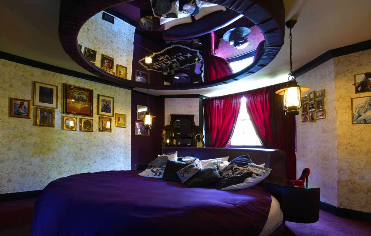 Комната с зеркальным потолком