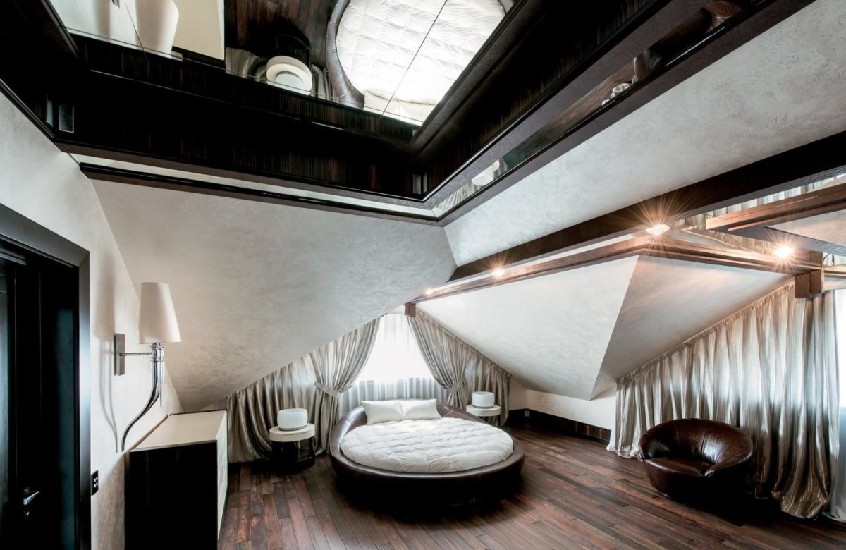 Зеркальный потолок в спальне