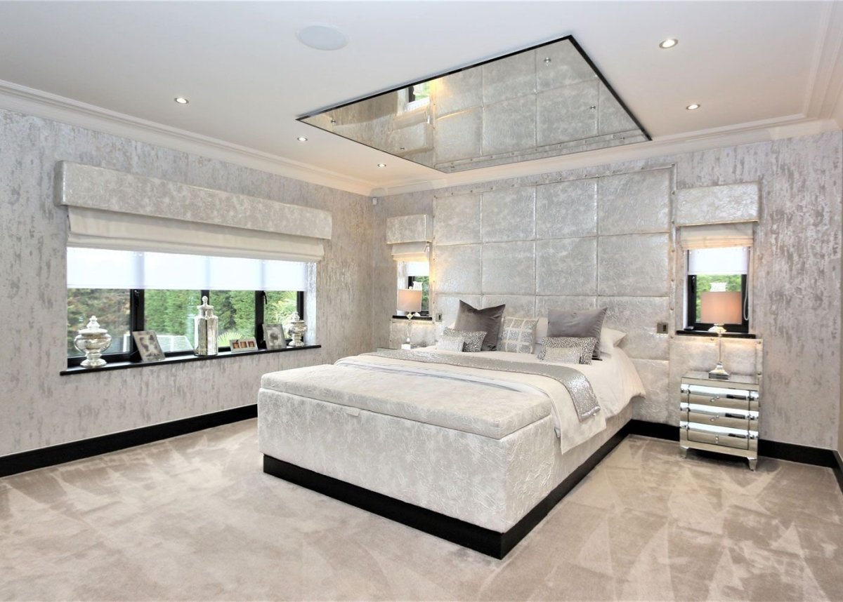 Зеркальный потолок в спальне