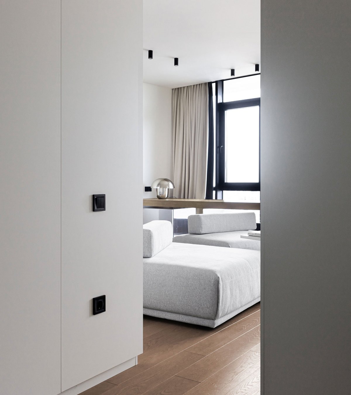 Черные розетки в Светлом интерьере