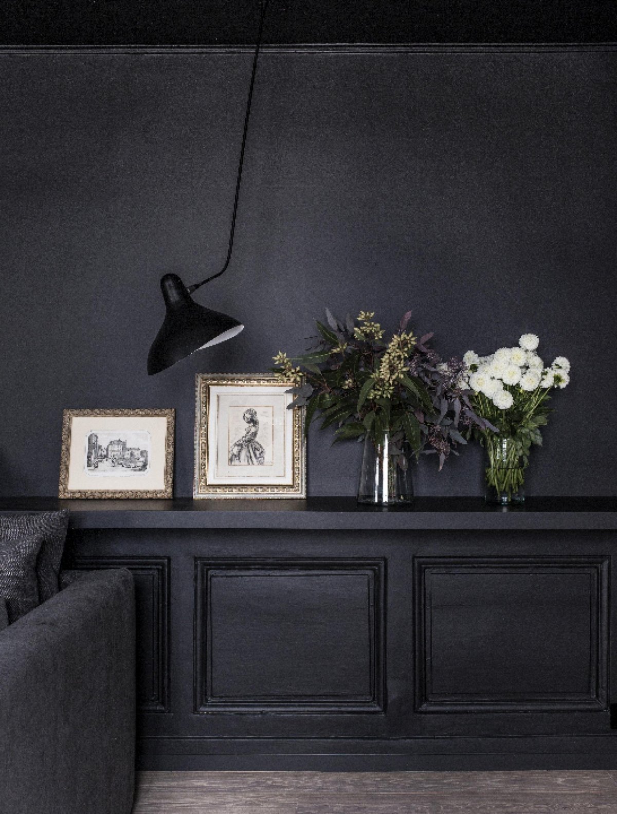 Декор темной стены