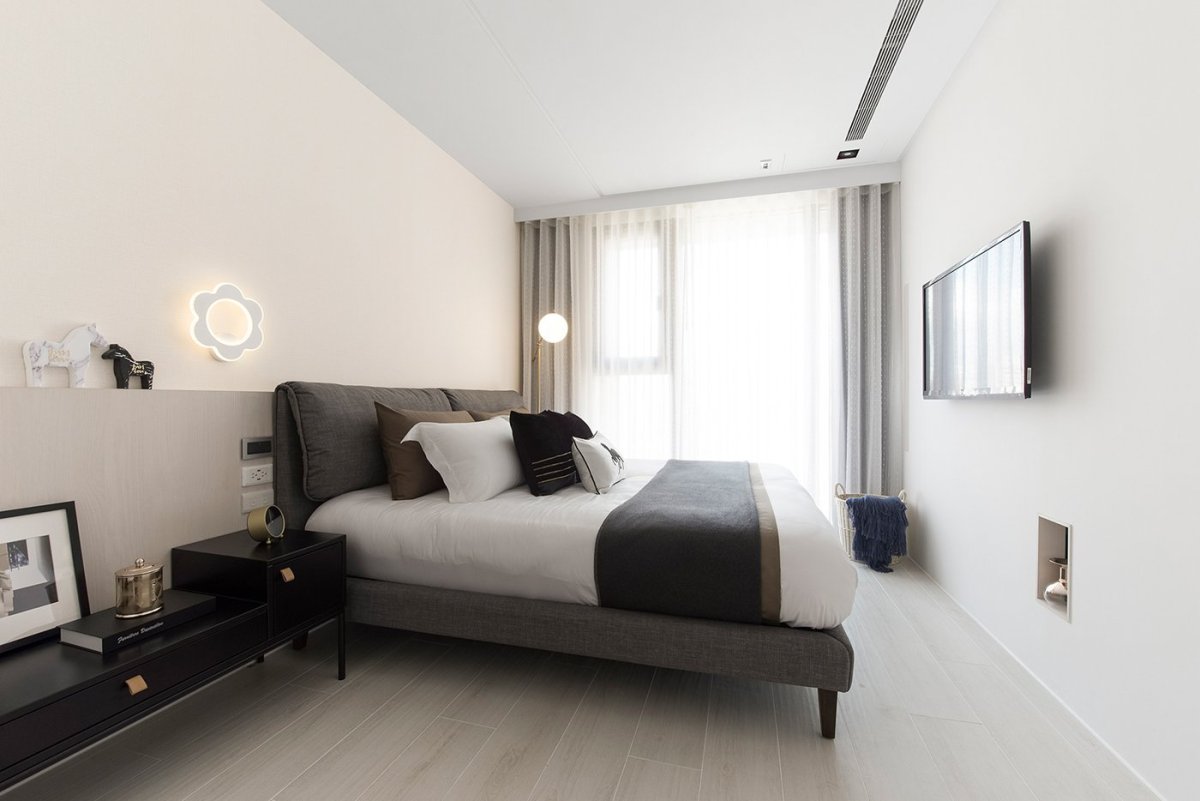 Черные розетки в Светлом интерьере