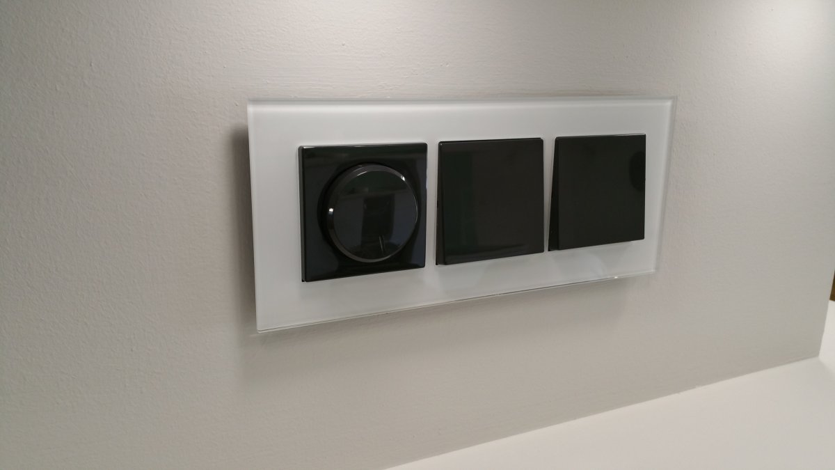 Черные розетки на белой стене