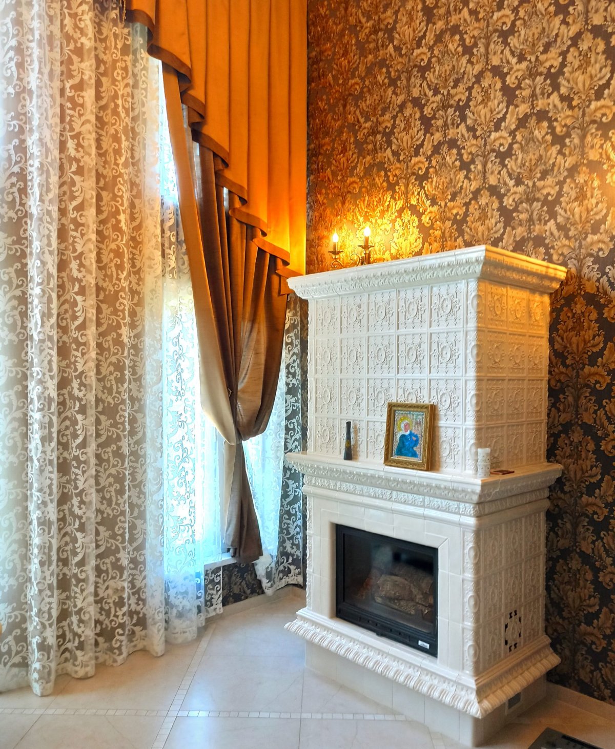 Жидкие обои в интерьере у камина