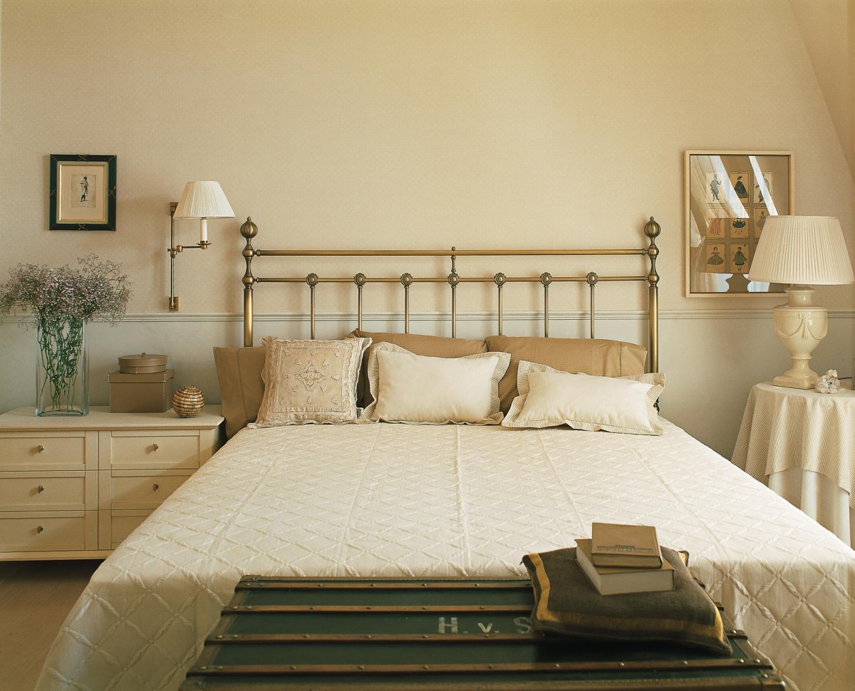 Молочный цвет стен