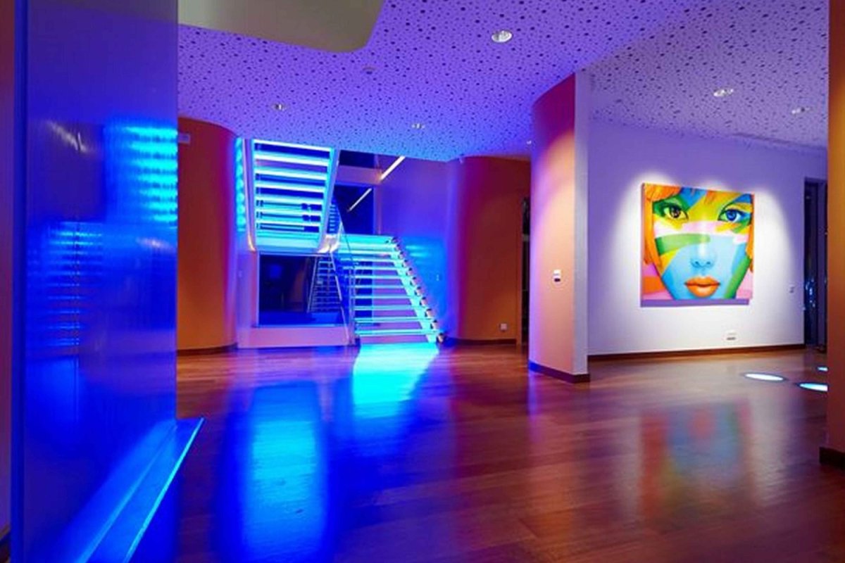 Помещение с неоновым светом