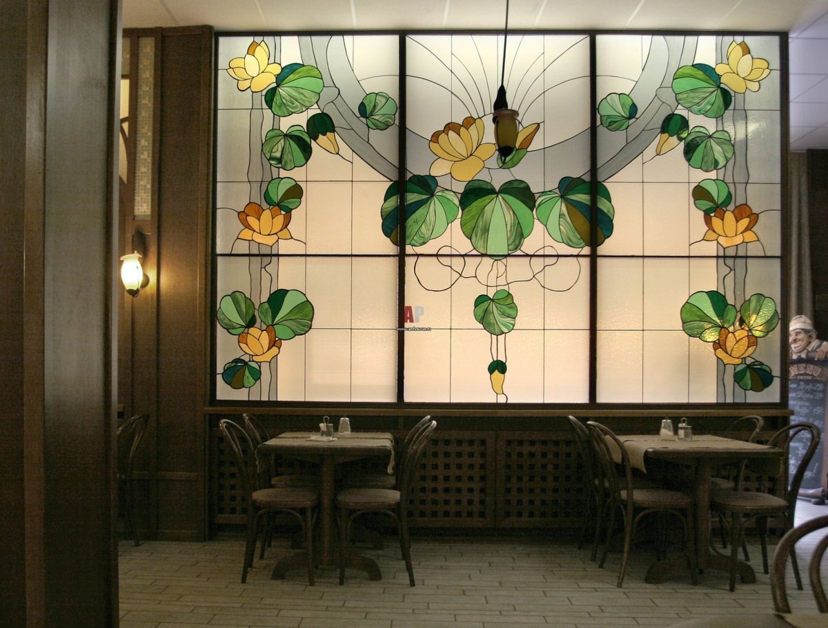 Витраж в интерьере кафе