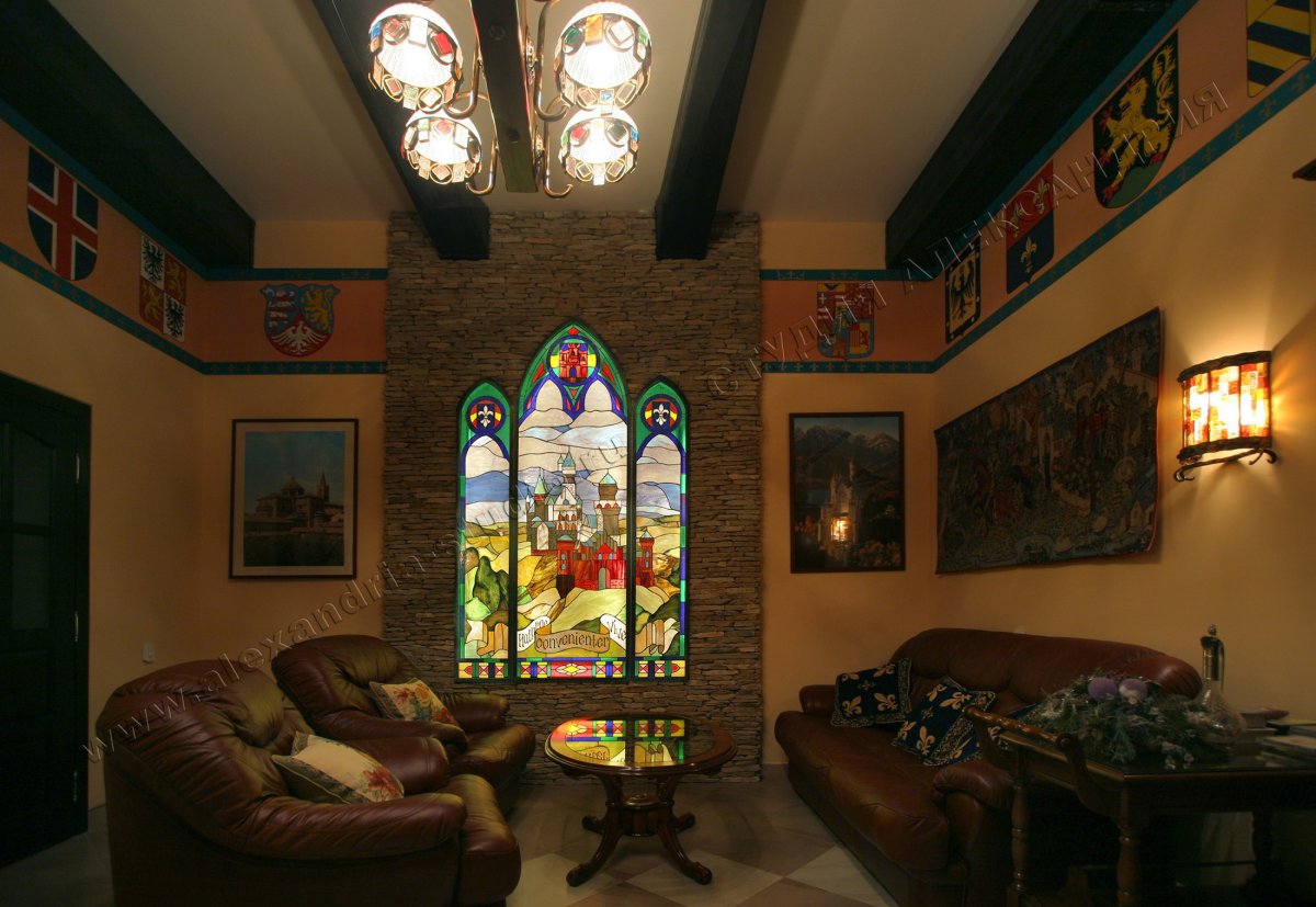 Витражи в готическом стиле в интерьере