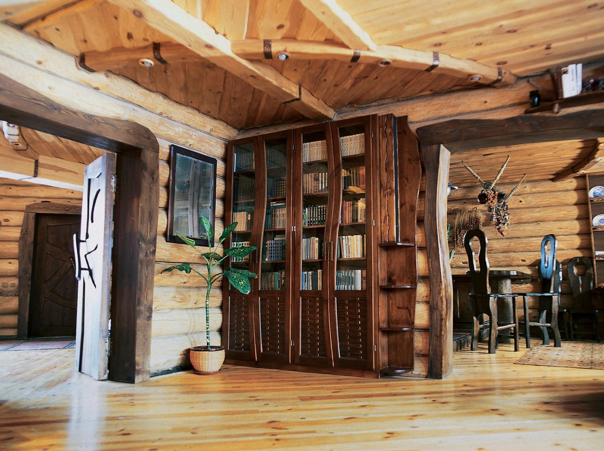 Необрезная доска в гостиной