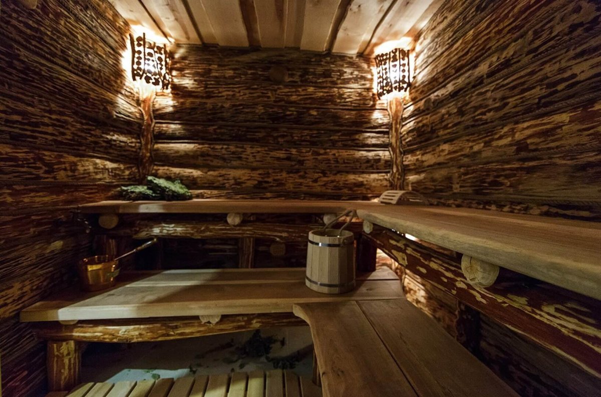 Интерьер бани из необрезной доски