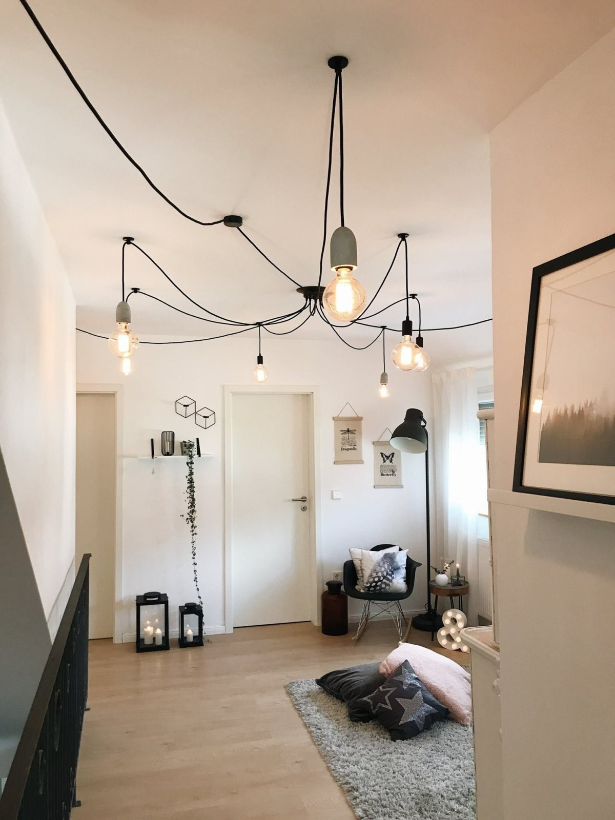 Люстра паук в интерьере коридора