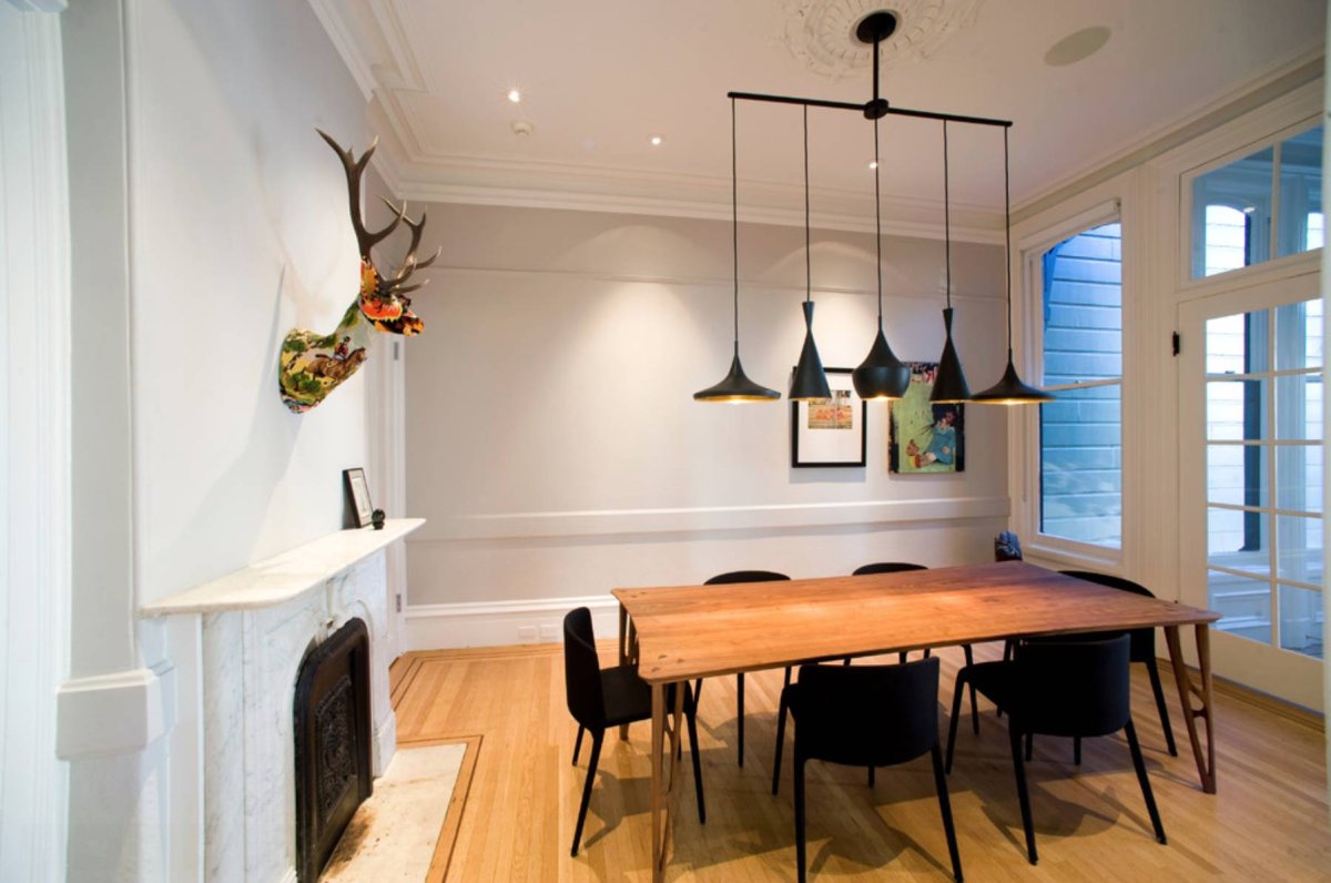 Подвесные светильники над столом