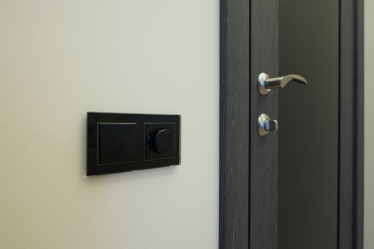 Черные выключатели в интерьере