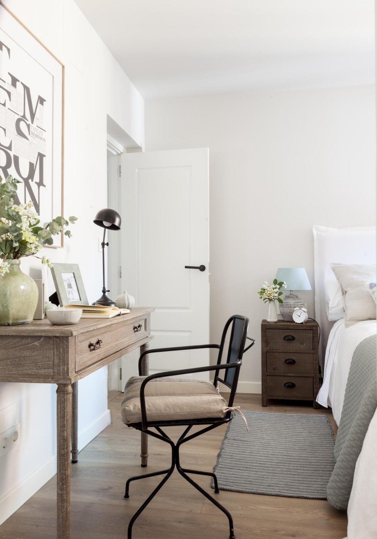 Черные розетки в Светлом интерьере