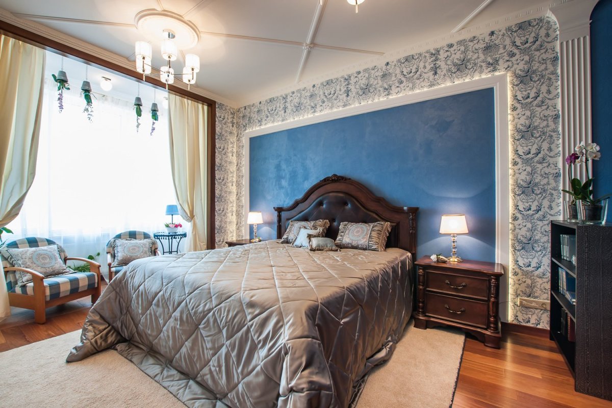 Отделка стен молдингом в спальне