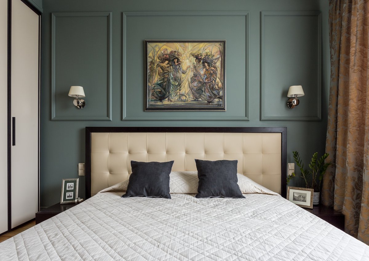 Настенный молдинг в интерьере над кроватью