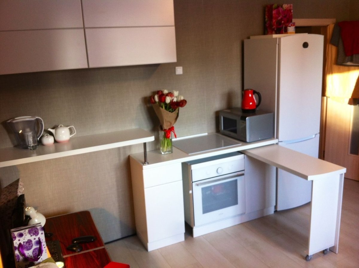 Маленькая компактная кухня с выдвижным столиком