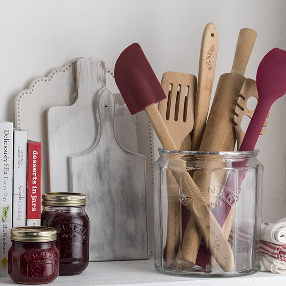 Кухонные принадлежности на столе