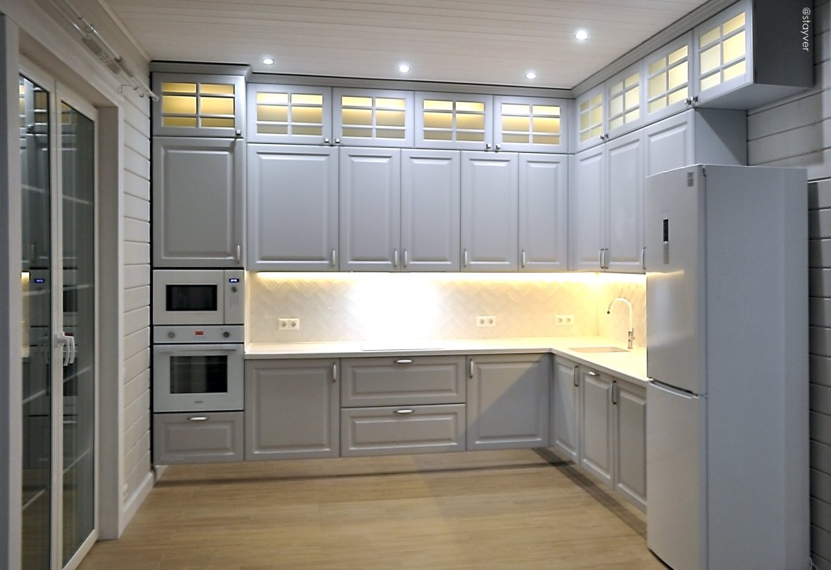 Кухня с высокими верхними шкафами классика