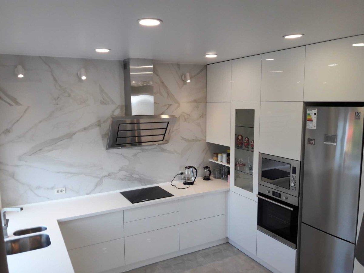 Фартук до потолка на кухне