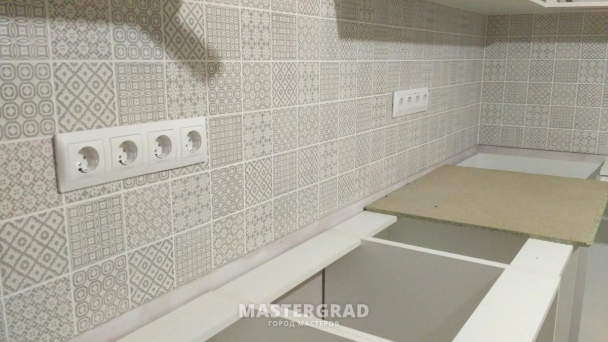 Розетки на кухонном фартуке из плитки