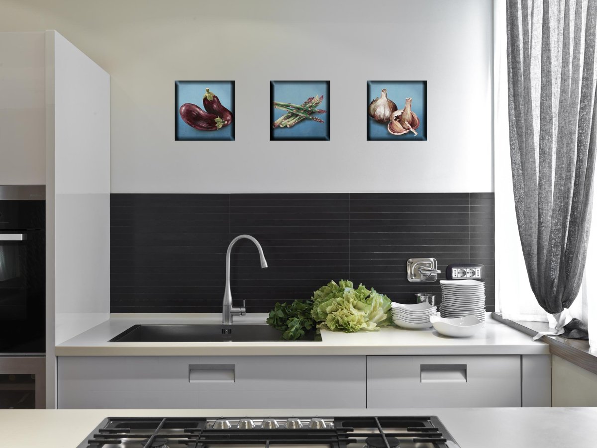 Черные розетки на фартуке кухни