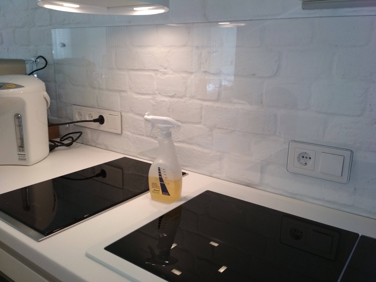 Розетки на фартуке кухни