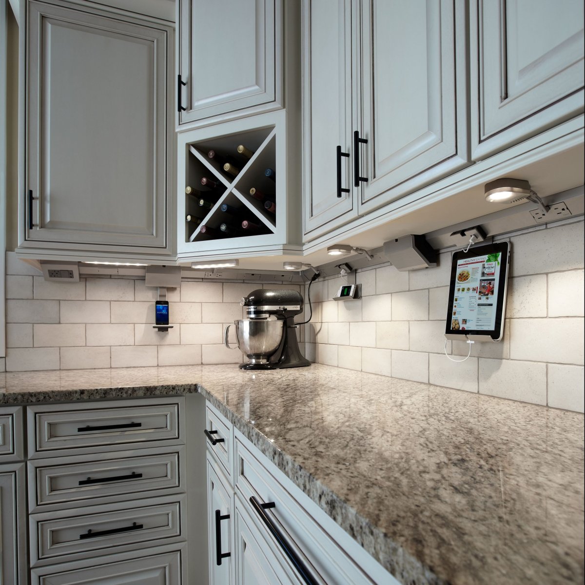 Розетки на фартуке кухни