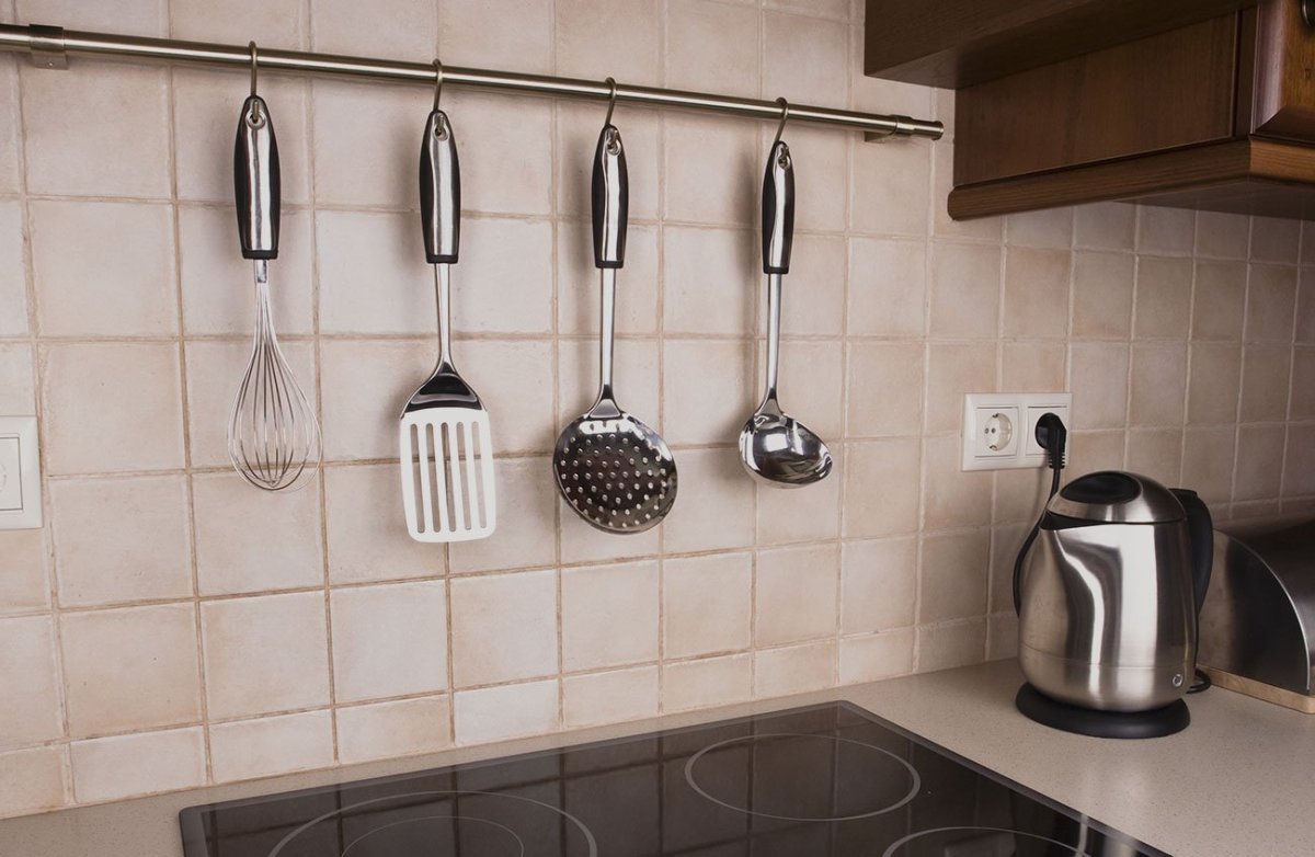 Черные розетки на фартуке кухни