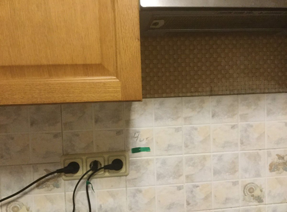 Розетки на стеновой панели в кухне