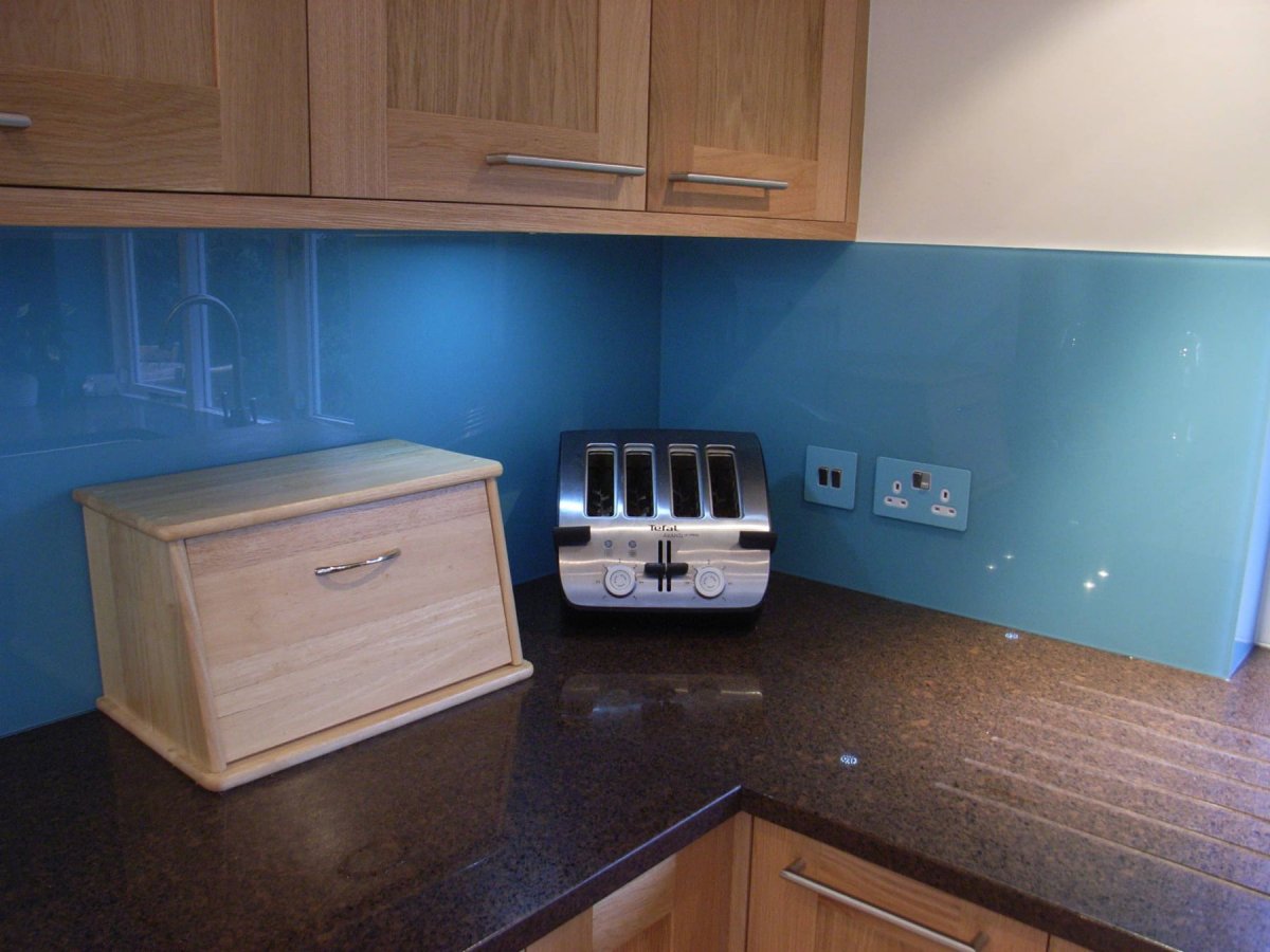 Розетки на кухне в стене