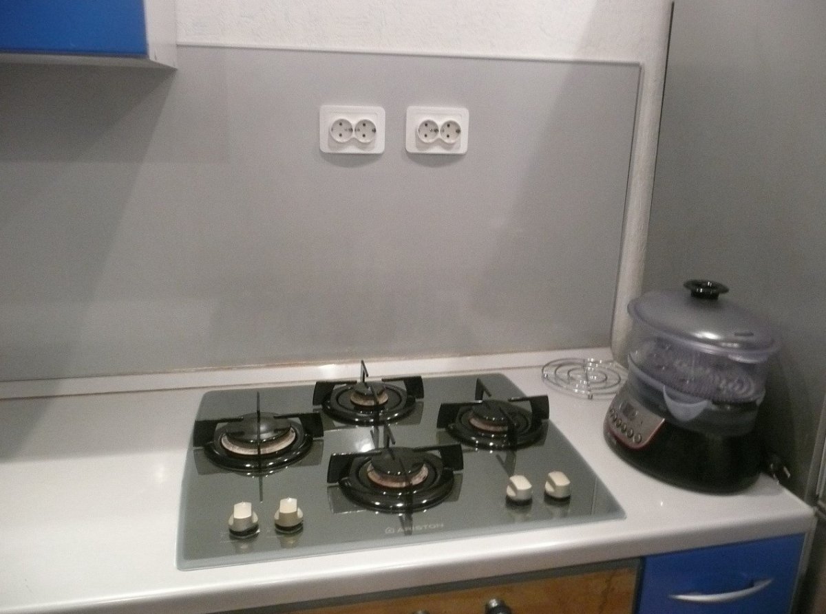 Розетки над варочной поверхностью