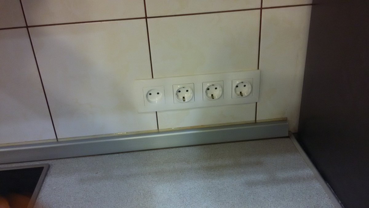 Розетки на кухонной панели