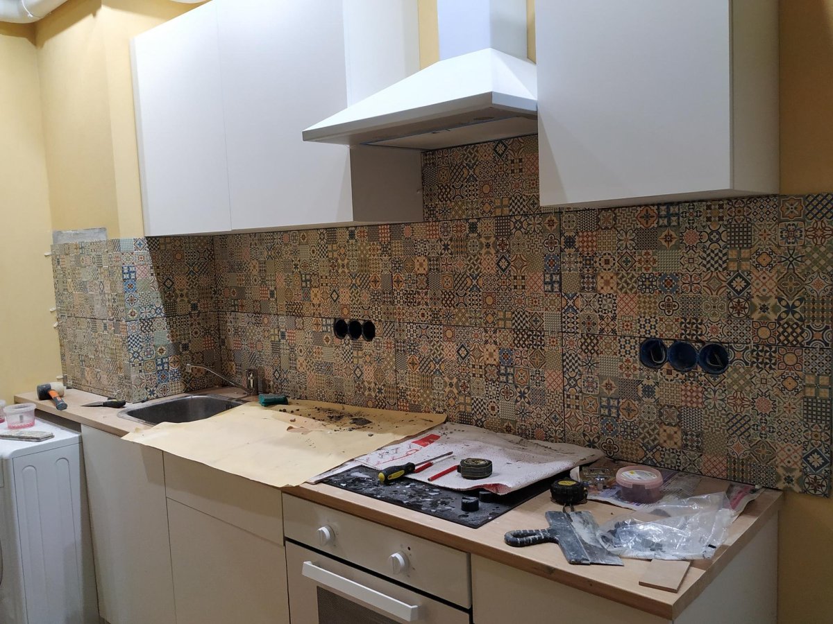 Фартук для кухни розетки на кафели