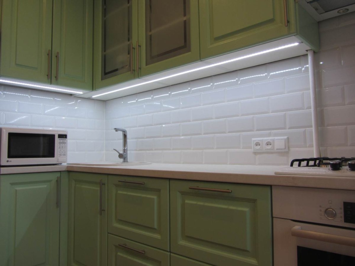 Розетки на фартуке кухни